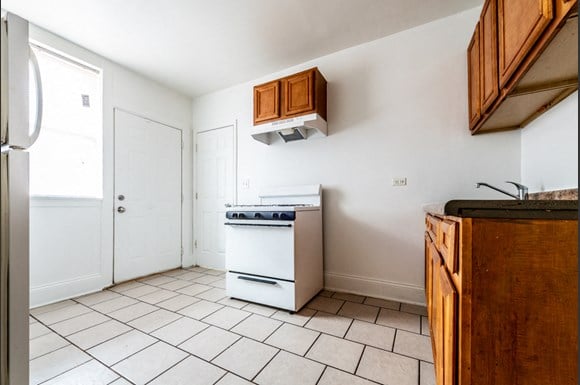 South Shore Apartments for rent in Chicago | 7800 S Kingston Kitchen